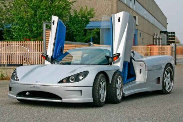 Дизайнерът Феручо Ковини не е лишен от талант, както се вижда в спортните автомобили Covini B24 и T40. Но през 1974 г. идва желанието да шокира обществеността и в главата на италианеца се ражда проект за автомобил с шест колела. Дълги години технологията не успява да се справи с полета на въображението на Covini и само 30 години по-късно идва дебютът на суперавтомобила Covini C6W.

В природата няма красиви шестколесни превозни средства с двойна ос отпред. Колата от Феручо Ковини не е изключение. И не само заради четирите 16-цолови колела, дизайнът на самия корпус от фибростъкло изглежда безпринципен.